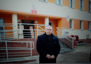 Pan Waldemar Flajszer stoi przed przedszkolem