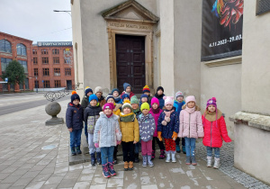 Dzieci stoją przed muzeum