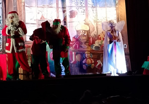 Na scenie występuje Mikołaj, skrzaty i Zaczarowany Dzwoneczek