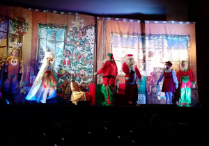 Na scenie występują: Rudolf, Dzwoneczek, skrzaty, Mikołaj i pani Inspektor Kontrolka