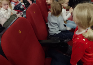 Dzieci z gupy Świetliki i Biedronki siedzą na widowni