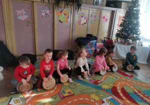 Siedmioro dzieci z grupy Ważki grają na bębnach