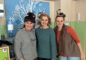 Panie- dyrektor, Sylwia, Paulina w śmiesznych fryzurach