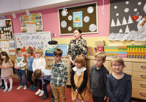 Dzieci stoją w szeregu podczas występów i pani Marta