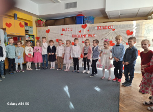Dzieci stoją w półkolu podczas występów