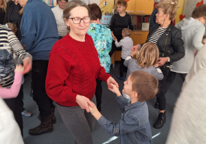 Babcie tańczą z wnukami