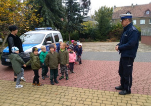 Dzieci przy wozie policyjnym