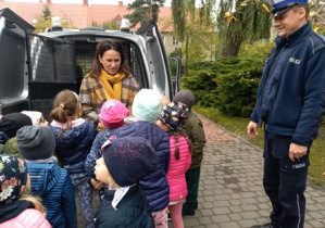 Dzieci oglądają wóz policyjny