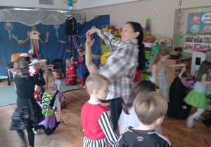 Dzieci w parach i pani Marta tańczą poloneza