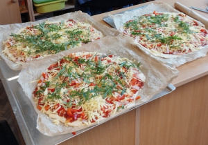 Trzy pizze przygotowane do pieczenia