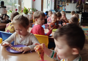 Lenka, Kostek i inne dzieci z grupy Biedronki jedzą pizzę