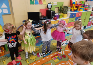 Dzieci z grupy Biedronki podczas zabawy trzymają się za uszy