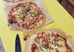 Na stole leżą trzy upieczone pizze