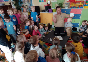 Pan Rafał pokazuje dzieciom kompresy