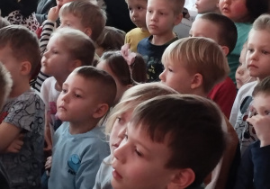 Dzieci oglądające teatrzyk