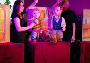Aktorzy trzymają kukiełki chłopca i lekarza
