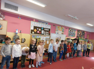 Dzieci stoją w szeregu podczas występów