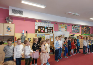 Dzieci stoją w szeregu podczas występów