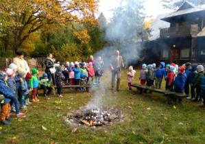 Dzieci słuchają przy ognisku o zwierzętach leśnych
