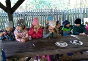 Dzieci z gr.V jedzą upieczone ziemniaki