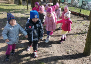 Dzieci w parach spacerują po ogrodzie