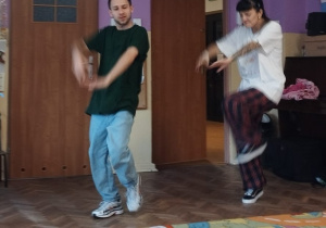 Para tancerzy pokazuje, jak tańczy się hip-hop