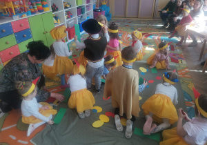 Dzieci na dywanie wybierająsylwety pisanek