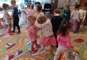 Dzieci poruszają się w parach podczas zabawy