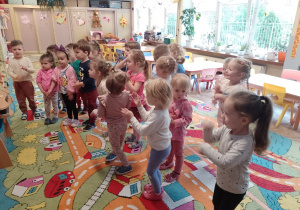 Dzieci wykonują ruchy do piosenki