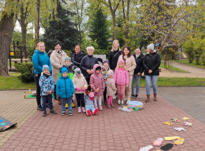 Dzieci z nauczycielkami biorące udział w konkursie oraz organizatorzy stoją na placu przedszkolnym