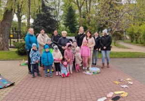 Dzieci z nauczycielkami biorące udział w konkursie oraz organizatorzy