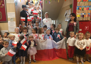Dzieci z wszystkich grup ustawione do odśpiewania hymnu Polski