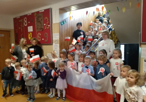 Dzieci wspólnie śpiewają hymn Polski