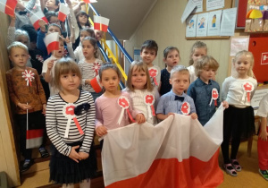 Dzieci z grupy V z flagą Polski