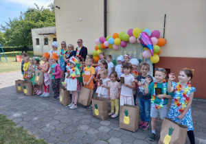 Wspólne zdjęcie dzieci biorących udział w Masterszefie z organizatoramimi i