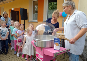 Kikoro dzieci stoi po watę, którą robi Pani Małgosia i Kasia