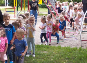 Dzieci podczas wykonywania konkurencji z obręczami