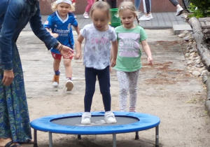 Marcelka skacze na trampolinie