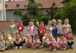 Dzieci z grupy Biedronki z medalami