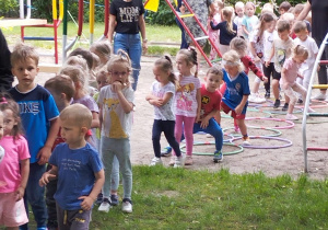 Dzieci podczas wykonywania konkurencji z obręczami