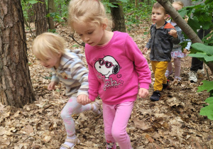 Marysia i Antosia przechodzą pod powalonym konarem