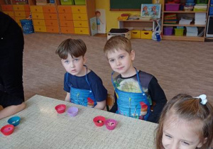 dzieci z gr. III przy stoliku podczas pracy