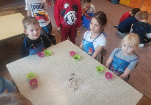 dzieci z gr. IV- Amelka, Maja i Kuba przy stoliku podczas warsztatów