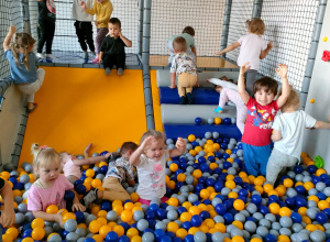 Dzieci z grupy Motylki bawią się w basenie z kóleczkami