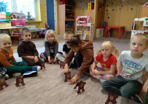 dzieci z gr.IV z niedźwiadkami wykonanymi w przedszkolu