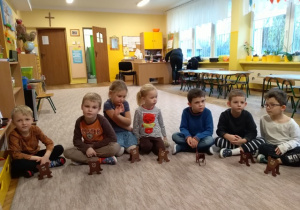 dzieci z grupy IV z niedźwiadkami wykonannymi w pzredszkolu