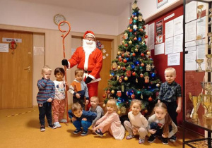 Dzieci z gr. I z Mikołajem przy choince w holu przedszkola
