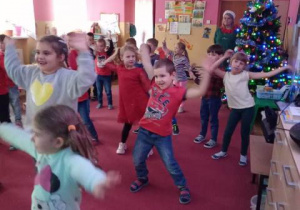 Dzieci z gr. VI tańczą podczas zabawy mikołajkowej