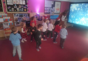 dzieci z gr. IV tańczą podczas zabawy mikołajkowej