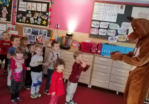 Dzieci z gr. II tańczą z Reniferem